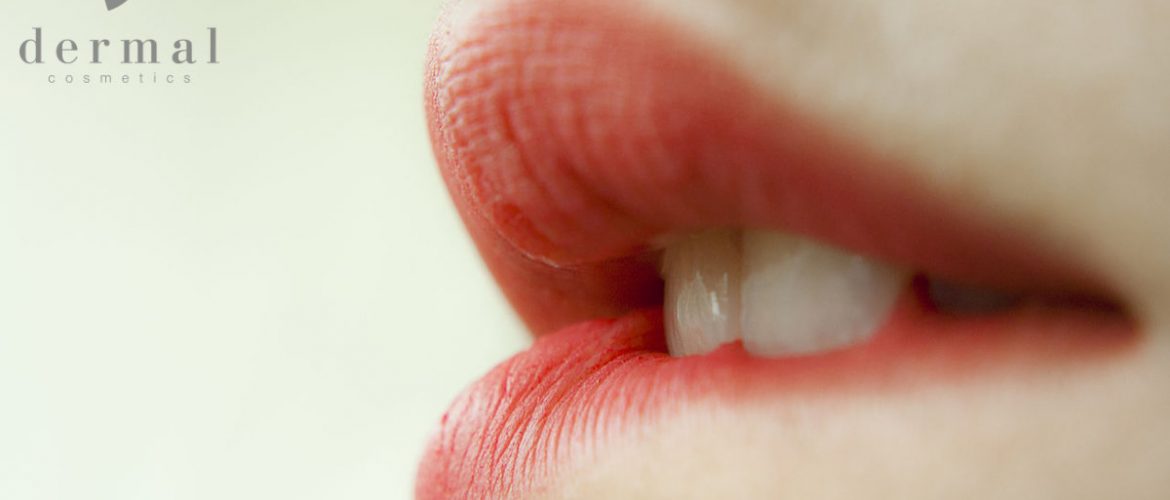 Mujer mordiendo su labio